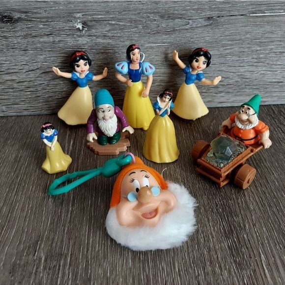 Disney Snow White Toy Figure Bundle - 8 Pieces - Picture 1 of 4